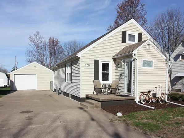 209 3rd St, Colona, IL 61241