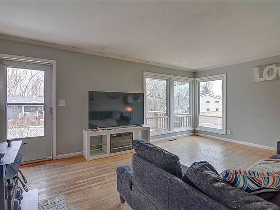 3rd image of 71 Sandcreek Dr