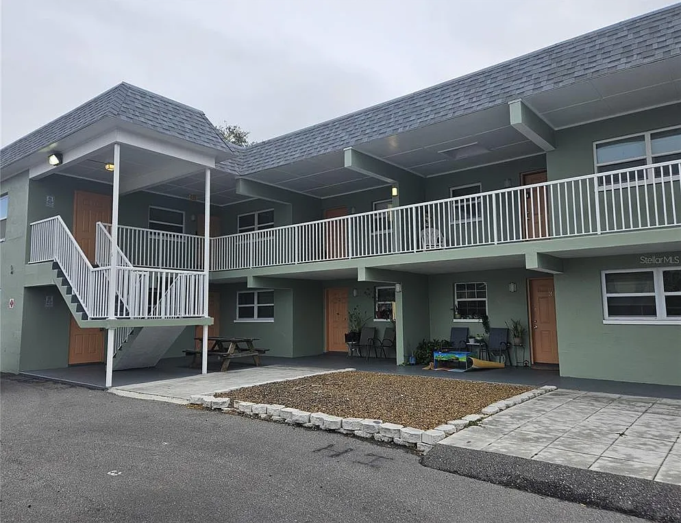 2 bed, 1.0 bath, 825 sqft, $1,400 — Photo 2