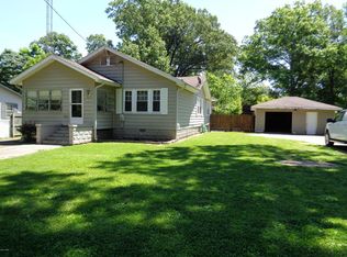 906 S Main St, Benton, IL 62812