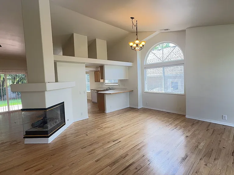 1652 Inverness Dr — Photo 1