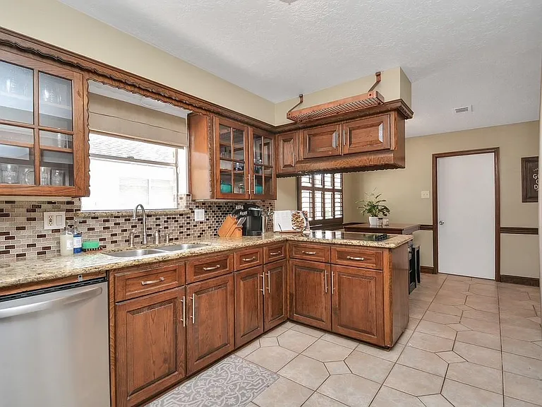 9811 Rocktree Dr — Photo 12