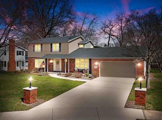 6706 N Fox Point Ct, Peoria, IL 61614