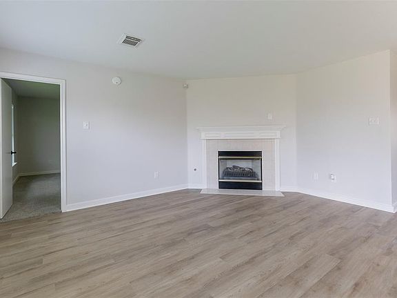 3rd image of 16711 Hollow Ridge Rd