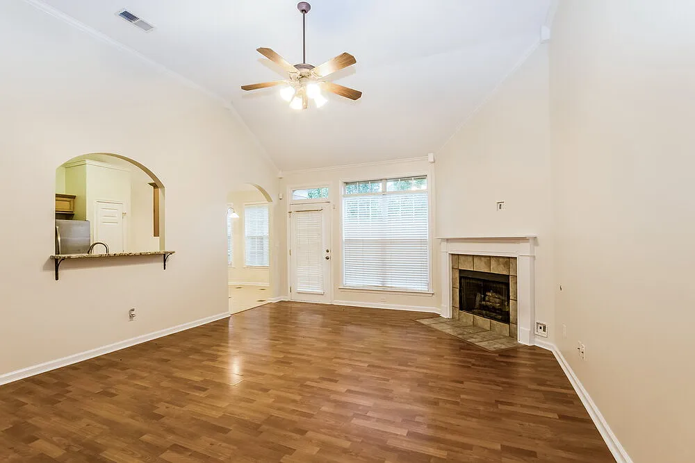 4 bed, 2.0 bath, 1834 sqft, $3,030 — Photo 2