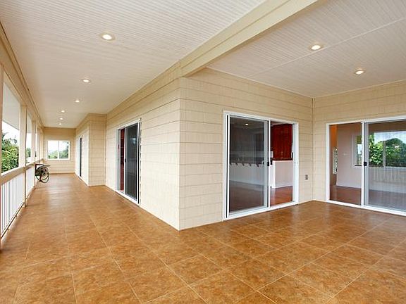 600 Sq. Ft. Lanai, stays dry even in most storms