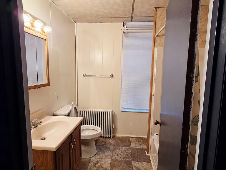 Bathroom on main level (bathtub)