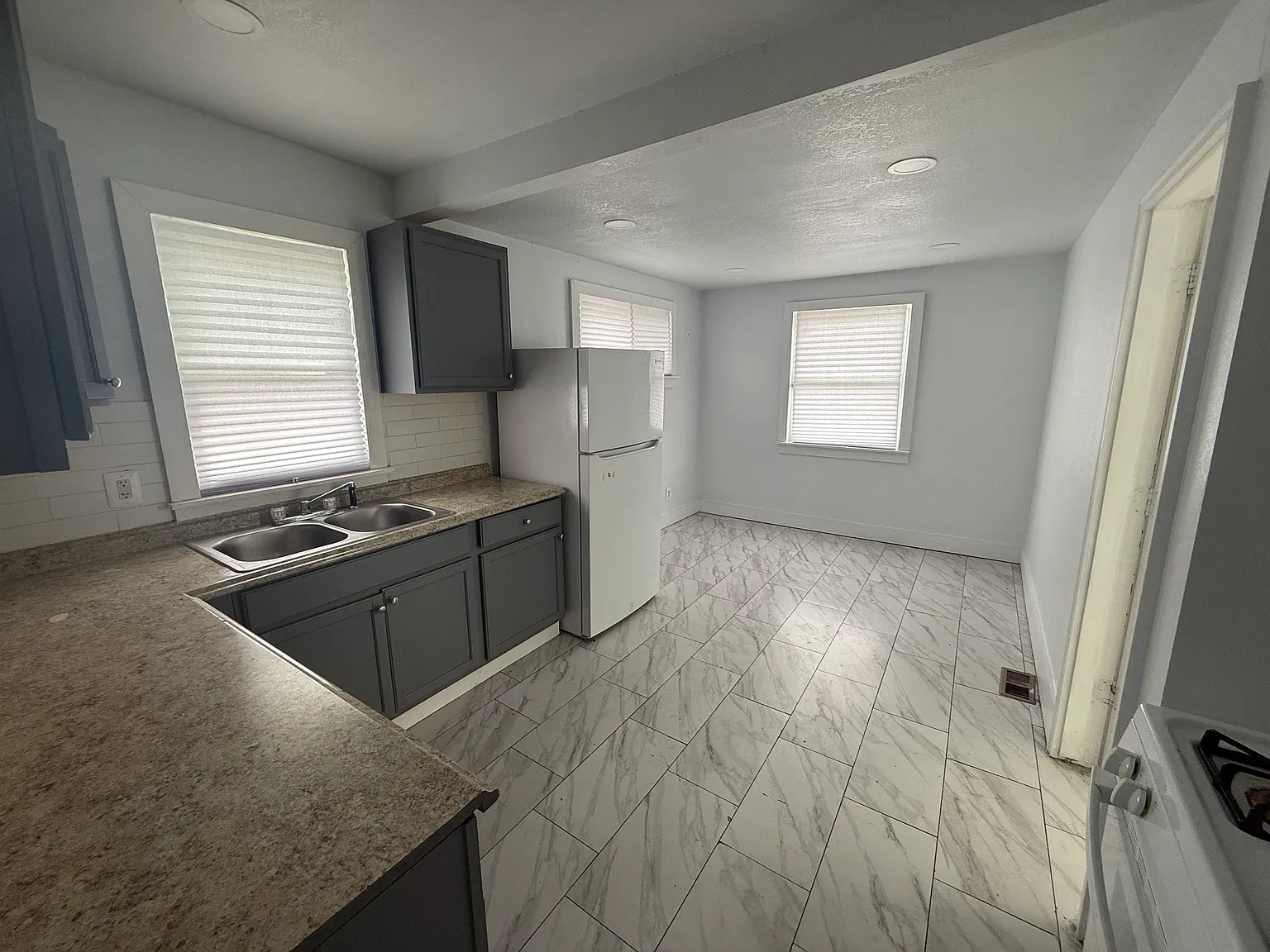 Fully Refreshed Northwest Detroit Half Flat — Photo 4