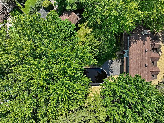 4th image of 34 Balzac Ave