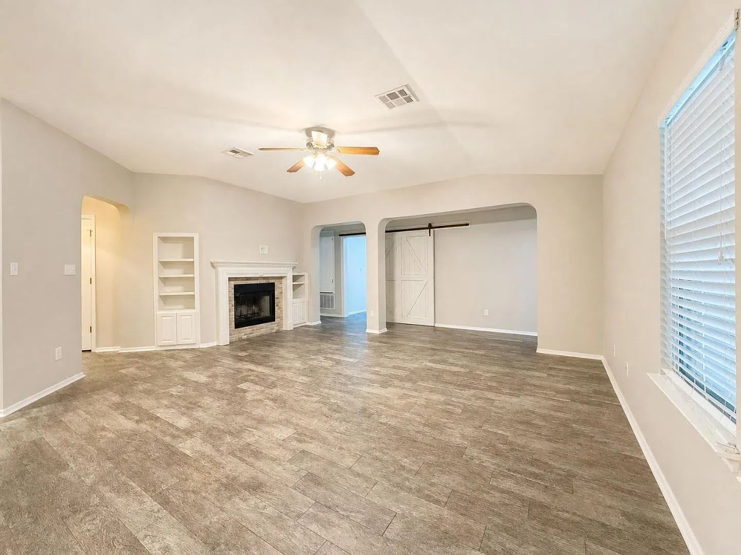 Spacious 3 Bedroom 2 bathroom Home with Wood-Burning Fireplace in Temple — Photo 4