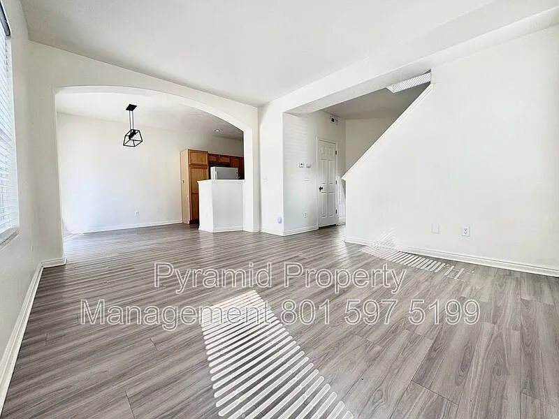 3 bed, 2.5 bath, 1475 sqft, $2,399 — Photo 4