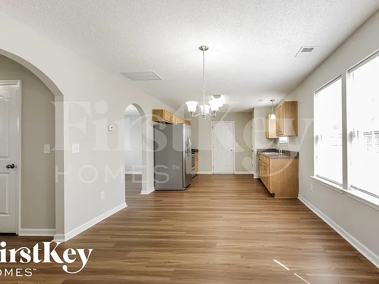1102 Eastwood Dr — Photo 6