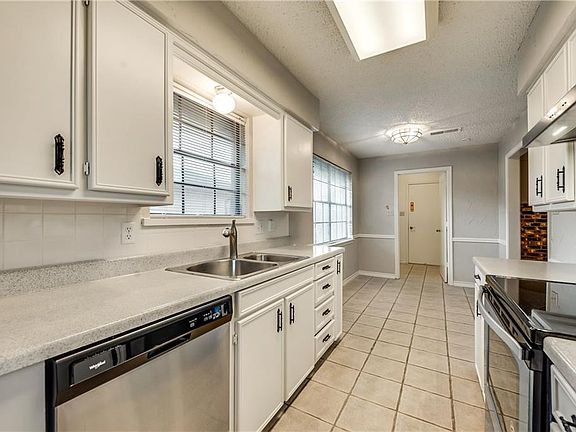 4th image of 1323 Starling Ln