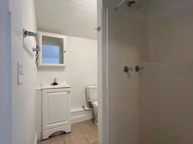 142.5 N Russell St — Photo 14