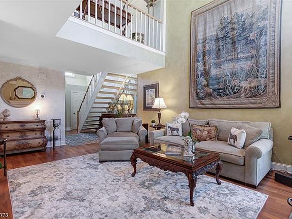 4th image of 183 Zeppi Ln