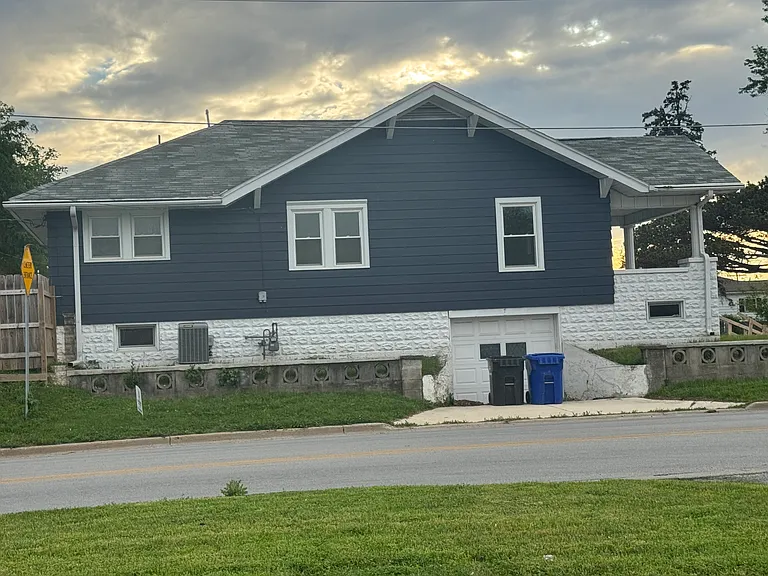 1145 E Walnut St — Photo 2