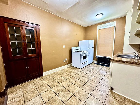 5th image of 638 N Main St