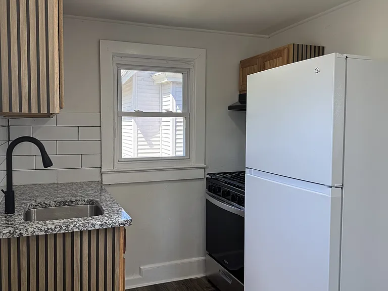 517 Bentley Ave — Photo 8