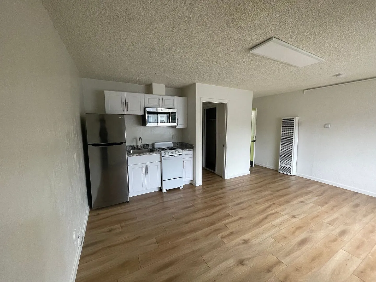 Remodeled Studio 4 Blocks from the Lake! — Photo 1