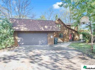 3225 Oakridge Rd, Omaha, NE 68112