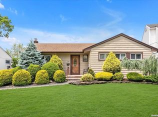 788 Oak Pl, East Meadow, NY 11554