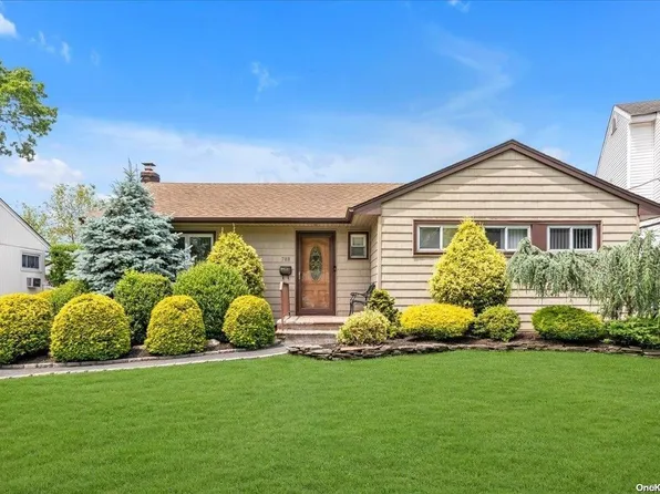 788 Oak Place, East Meadow, NY 11554
