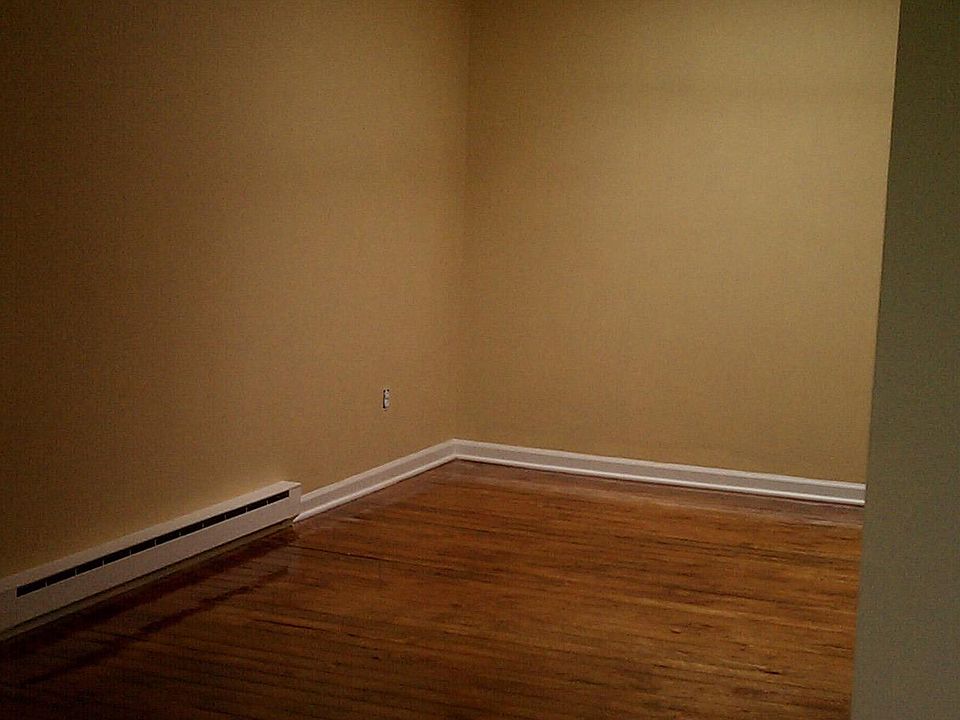2nd image of 10 Coach St APT 5