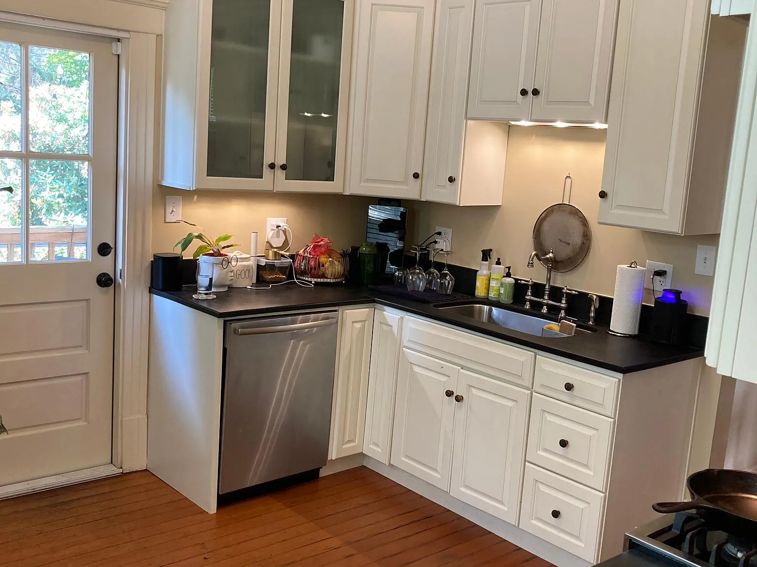 3 bed, 2050 sqft, $4,200 — Photo 2