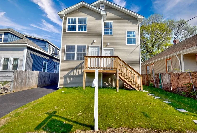 127 Pumgansett St #2