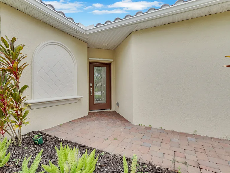 1644 Alameda Dr — Photo 2