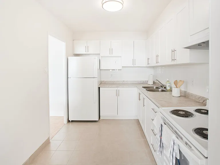 53 Warrender Ave #1 BD — Photo 4