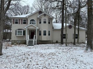 103 Gollum Ln, Tamiment, PA 18371