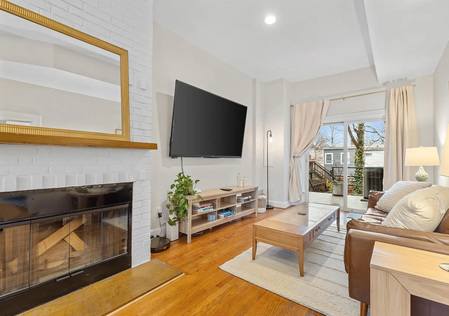 Spacious and Central DC 3-BR Getaway, Close to It All — Photo 4