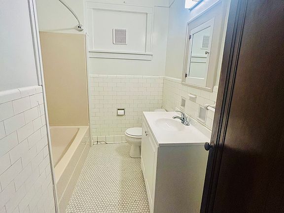 4th image of 524 E Maple St APT 1
