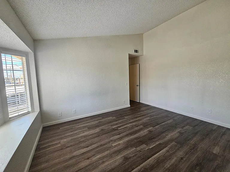 Mission West Luxury Apartments — Photo 7