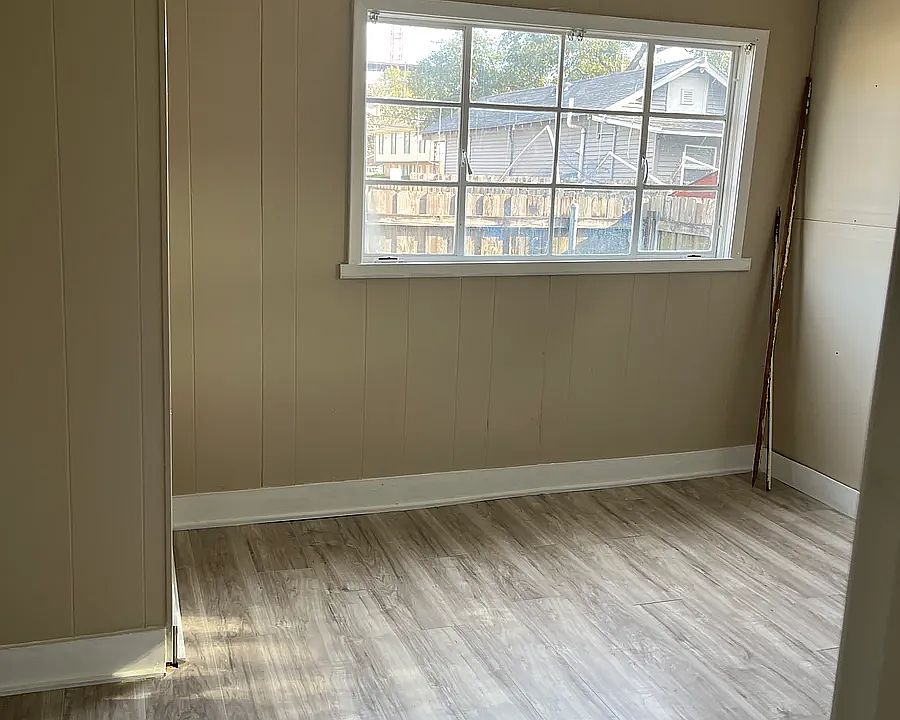 1st image of 402 Deckbar Ave