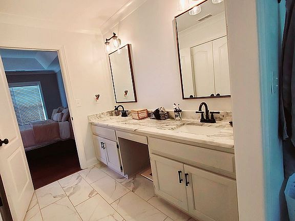 4th image of 119 Silver Creek Cir