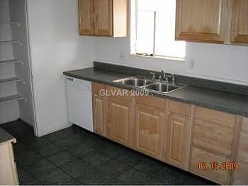 3rd image of 325 Lorenzi St