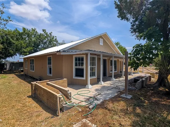 106 W Fulton St, Mathis, TX 78368