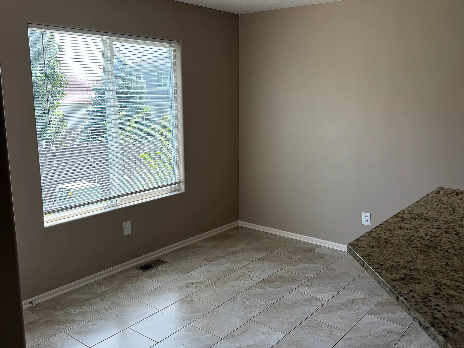 3 bed, 1900 sqft, $1,950 — Photo 4