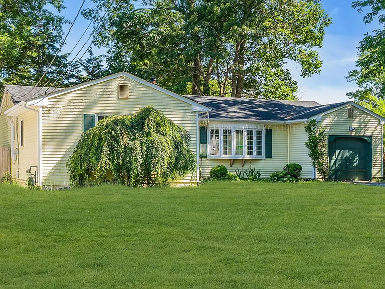 2556 Woodland Rd — Photo 3