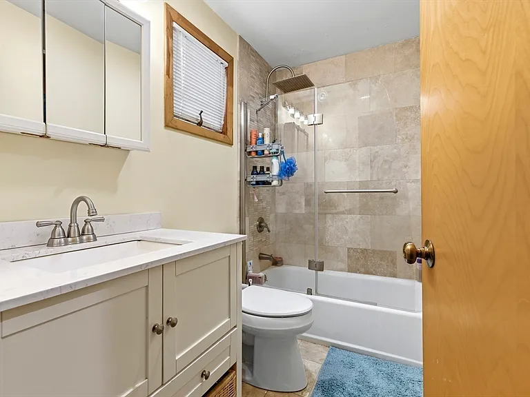 419 E 3rd St #1 — Photo 8