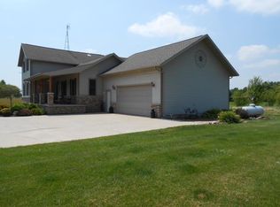 W2296 Farmersville Rd, Mayville, WI 53050