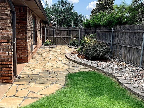 Gorgeous flagstone walkway