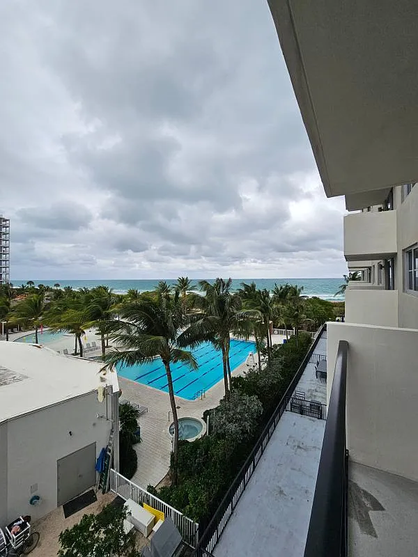Building Photo - 9273 Collins Ave #408