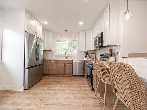 5th image of 1040 Summit Dr
