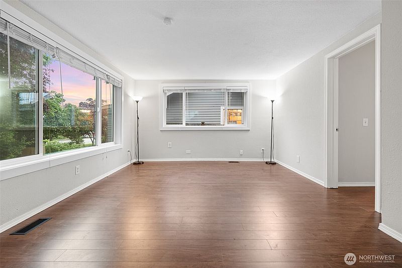 5th image of 918 Maple Street