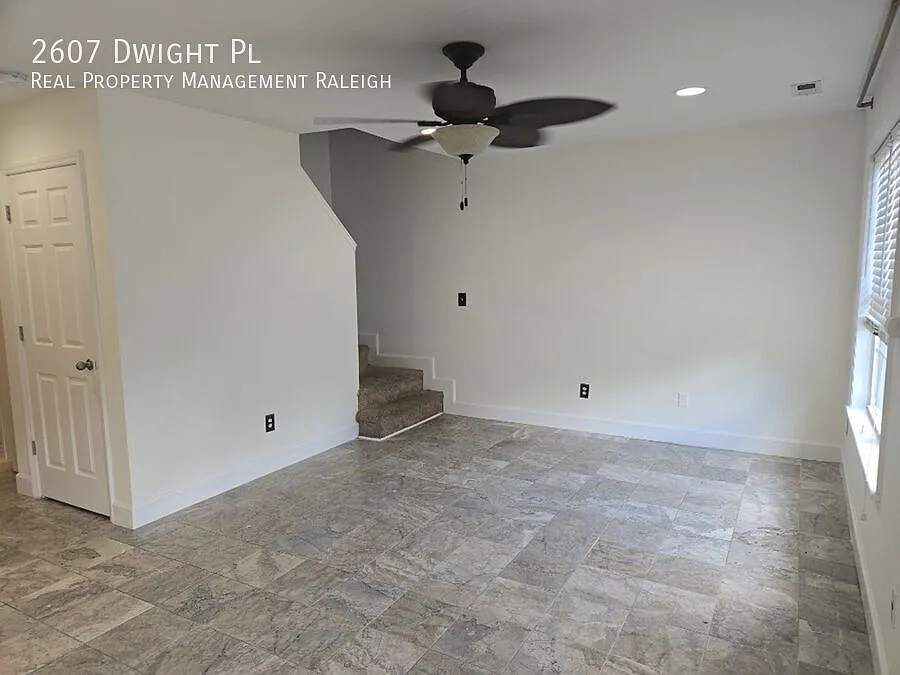 3 bed, 2.5 bath, 1207 sqft, $1,600 — Photo 2