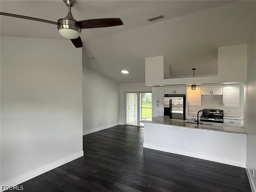 3 bed, 2.0 bath, 1451 sqft, $1,900 — Photo 4