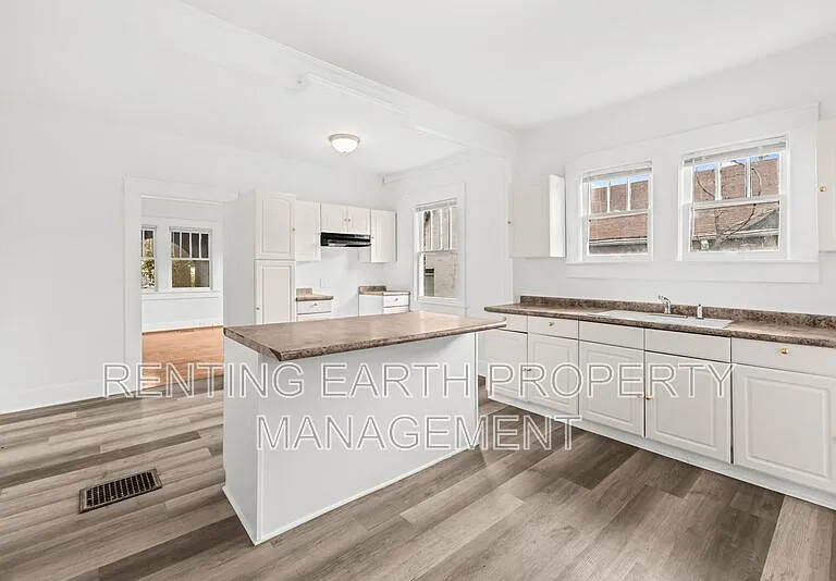1635 43rd St — Photo 11